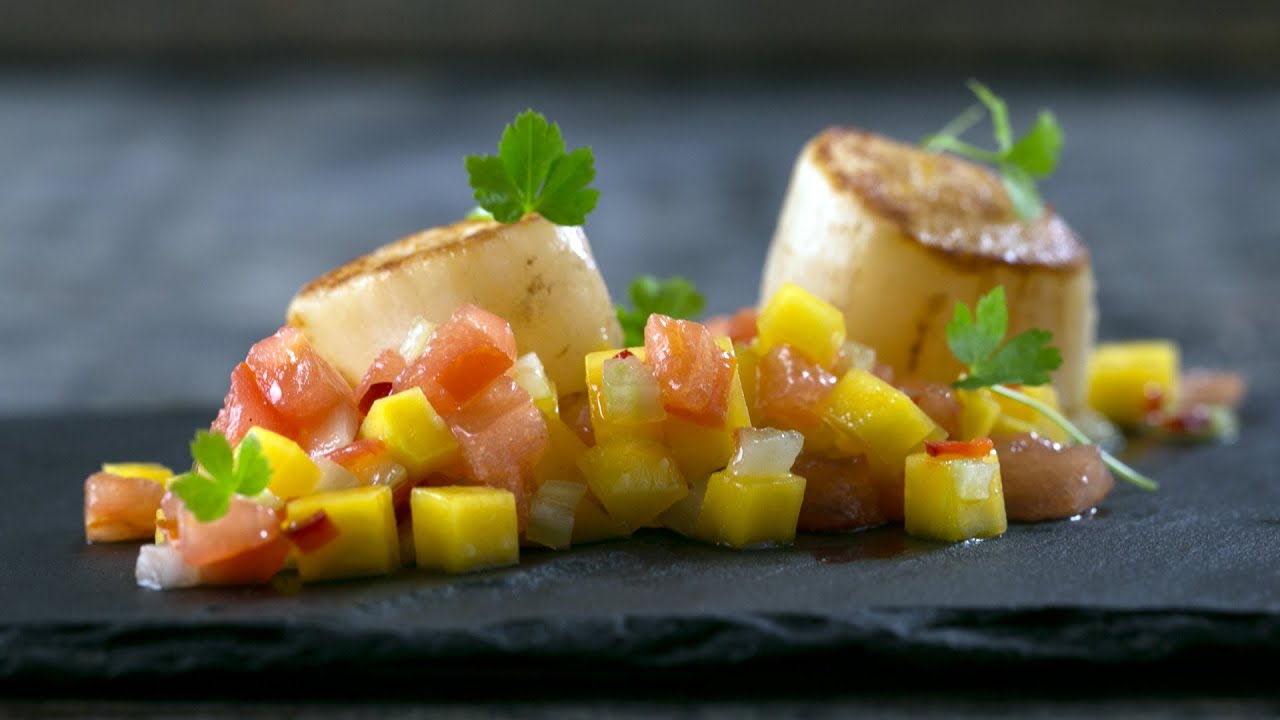 Hummeri-, granaattiomena- ja omenasalaatti: juhlavainen ja värikäs alkuruoka.