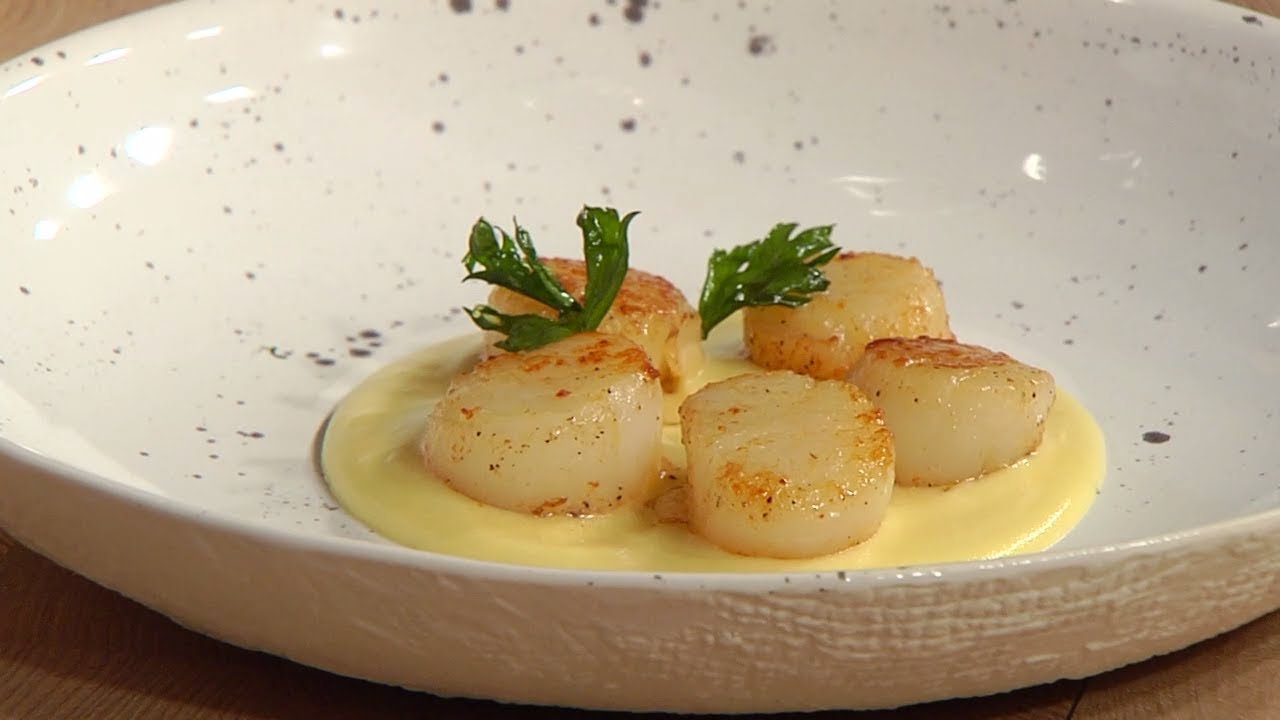 Merihietakampasimpukat ja purjo kermakastikkeessa – Pierre Chomén 15 minuutissa valmistuva alkuruokaresepti.