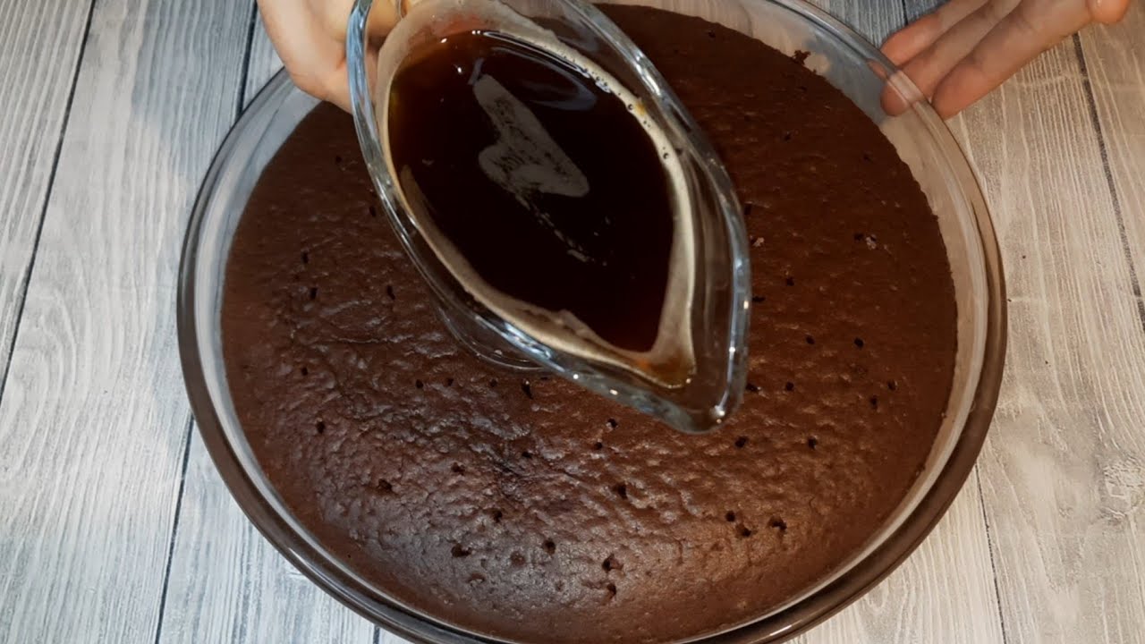 Otan kaakaota ja kahvia: sekoitan suklaakakun 7 minuutissa — se tulee parempi kuin missään kahvilassa
