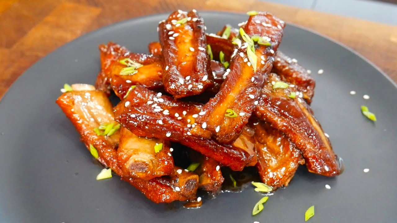 Valkosipulilla maustetut porsaan kyljykset – erittäin yksinkertainen perinteinen resepti, joka onnistuu aina.