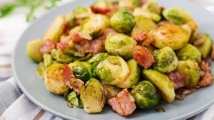 Paistettu ruusukaali pekonilla ja sinappikastikkeella: täyttävä herkku.