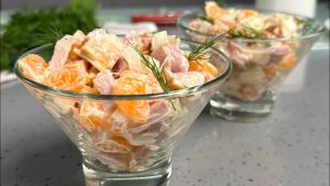 Upea yhdistelmä savustettuja makuja ja mandariinia: hieno salaatti uudenvuoden juhlapöytään – sekoita vain pekinginkaali ja 4 muuta ainesosaa