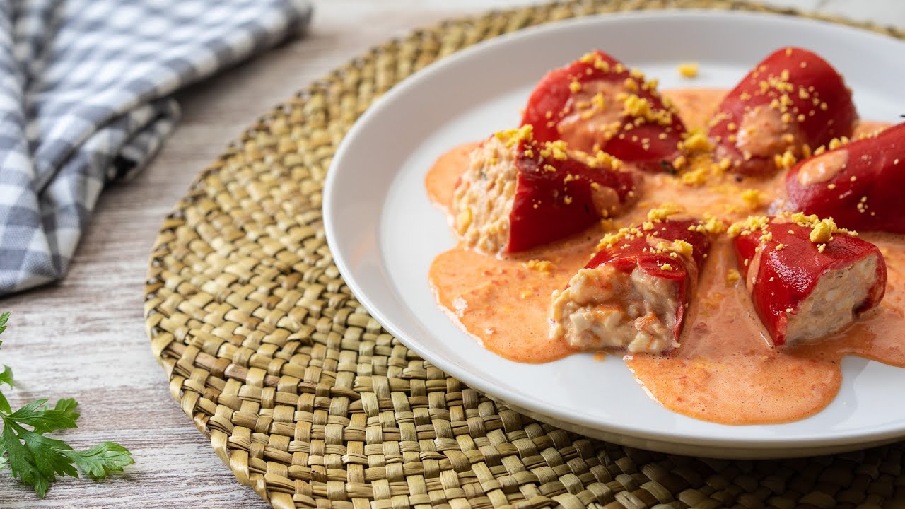 Piquillo-paprikoiden resepti, täytettyinä tonnikalalla ja majoneesilla: perinteinen alkuruoka, joka on aina suosittu jouluna.