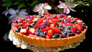 Pannacotta-, valkosuklaa- ja metsämarjoilla täytetty torttu: herkullinen yhdistelmä tekstuureja ja makuja.