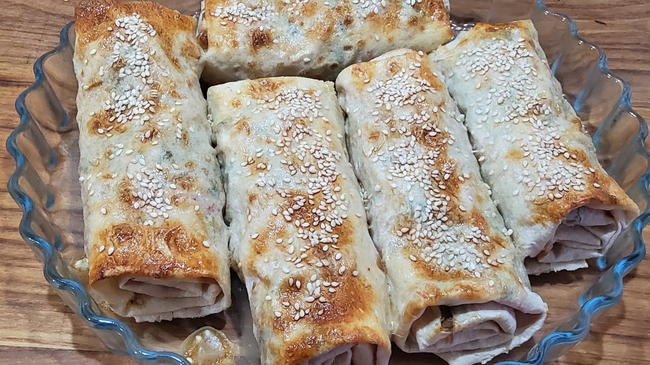 Ensimmäinen malja – ja rulla on jo poissa. Valmistan sen lavashista, kanasta, sienistä ja suolakurkusta. Maku on tuttu, ja muoto on voittamaton