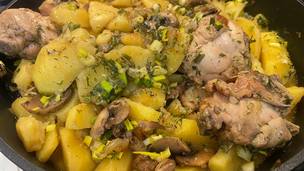 Illallinen sarjasta ”yksinkertainen ja maukas”: uunissa paistettu kana, perunat ja sienet smetanakastikkeessa