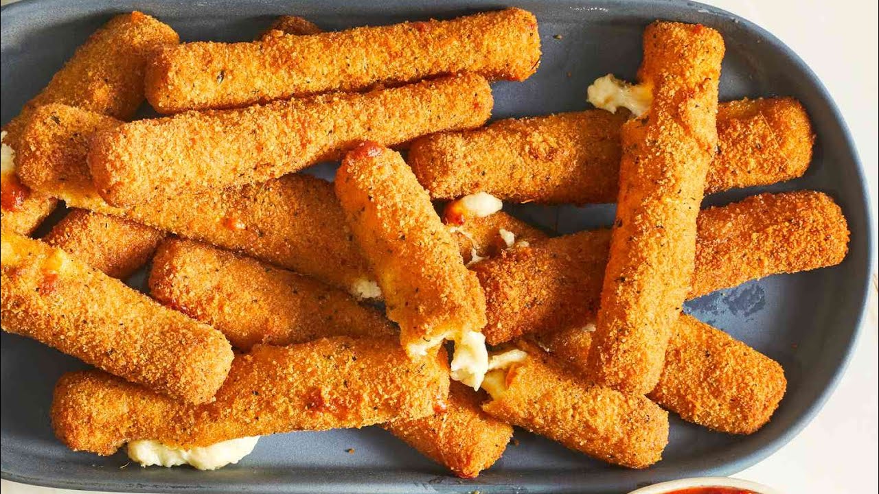 Kotitekoiset mozzarella-juustotikkuja: täydellinen juhla-alkupala