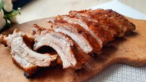 Valkosipulilla maustetut porsaan kyljykset – erittäin yksinkertainen perinteinen resepti, joka onnistuu aina.