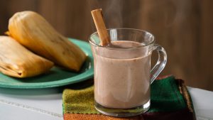 Atole ja hasselpähkinät: kuinka valmistaa tämä herkullinen juoma helposti kotona.