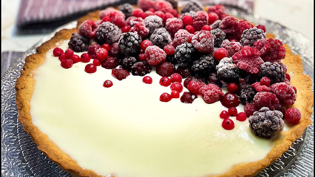 Pannacotta-, valkosuklaa- ja metsämarjoilla täytetty torttu: herkullinen yhdistelmä tekstuureja ja makuja.