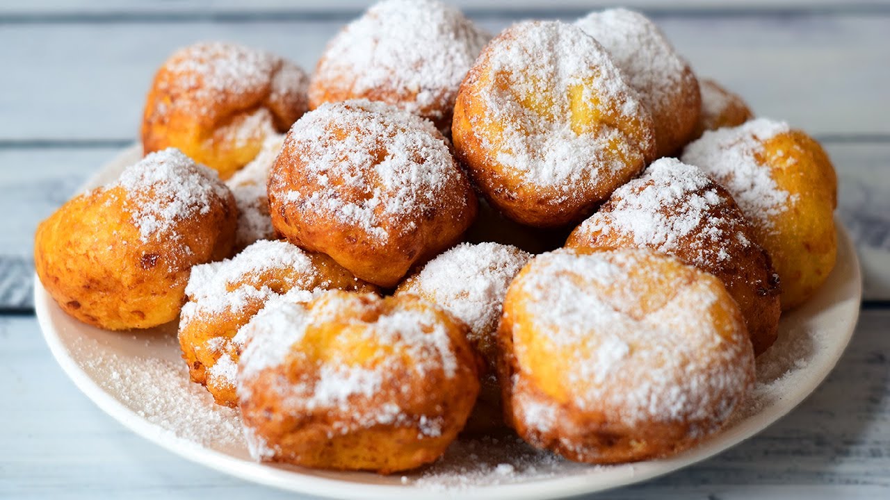 En enää tee juustokakkuja. Paistan friteerattuna donitseja hillon kanssa – suomalaisia pakkauksia. Pehmeää onnea kahvin kanssa