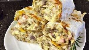 Ensimmäinen malja – ja rulla on jo poissa. Valmistan sen lavashista, kanasta, sienistä ja suolakurkusta. Maku on tuttu, ja muoto on voittamaton