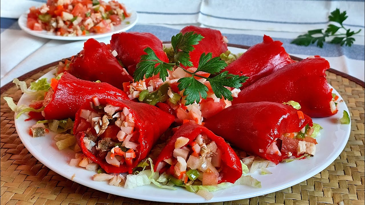 Piquillo-paprikoiden resepti, täytettyinä tonnikalalla ja majoneesilla: perinteinen alkuruoka, joka on aina suosittu jouluna.