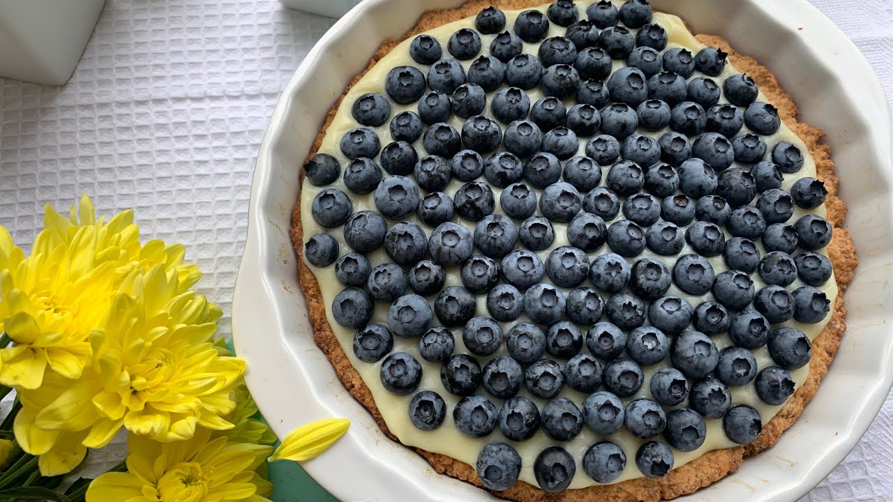 Pannacotta-, valkosuklaa- ja metsämarjoilla täytetty torttu: herkullinen yhdistelmä tekstuureja ja makuja.