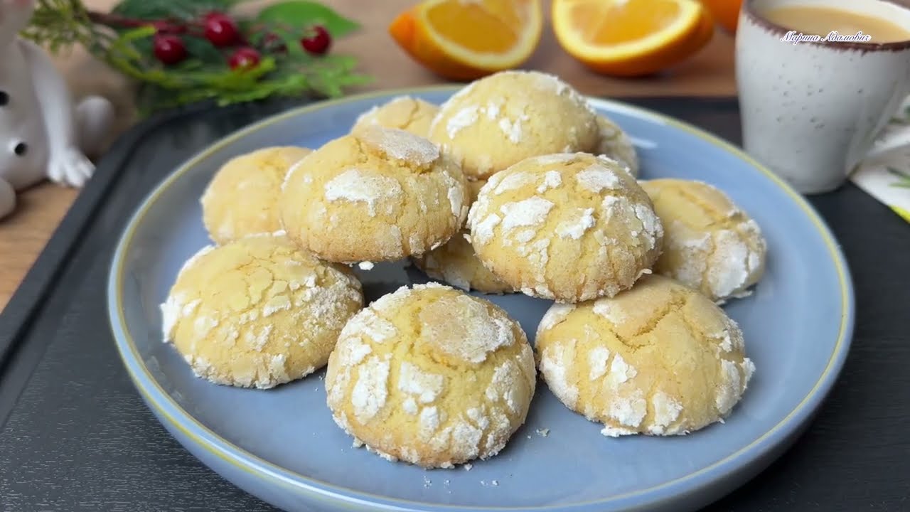 Kosteat ja pehmeät marsepiinikeksit appelsiinin makuisina: resepti erityisille joululeivonnaisille.