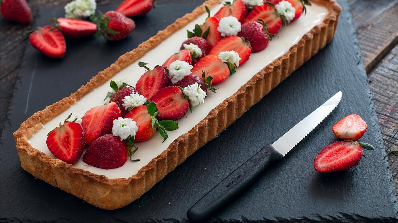 Pannacotta-, valkosuklaa- ja metsämarjoilla täytetty torttu: herkullinen yhdistelmä tekstuureja ja makuja.