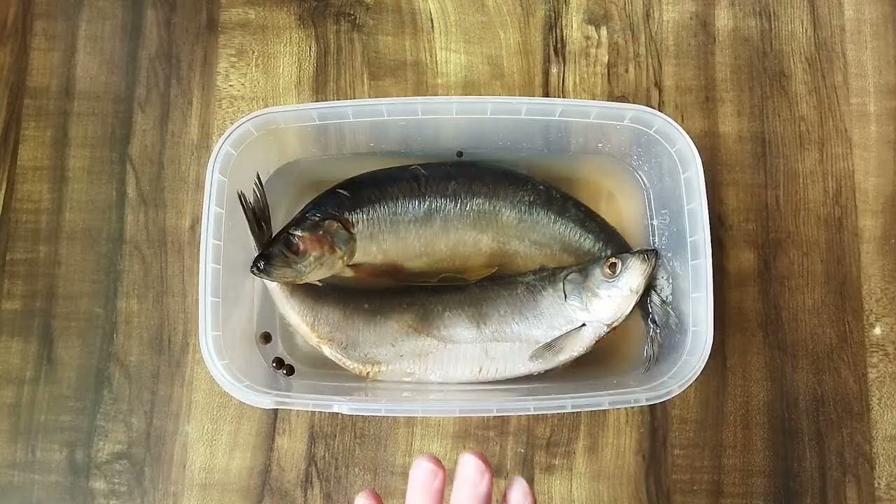 Lisään sen veteen, jossa silli liotetaan. Se pehmenee ja sen maku muuttuu neutraalimmaksi.