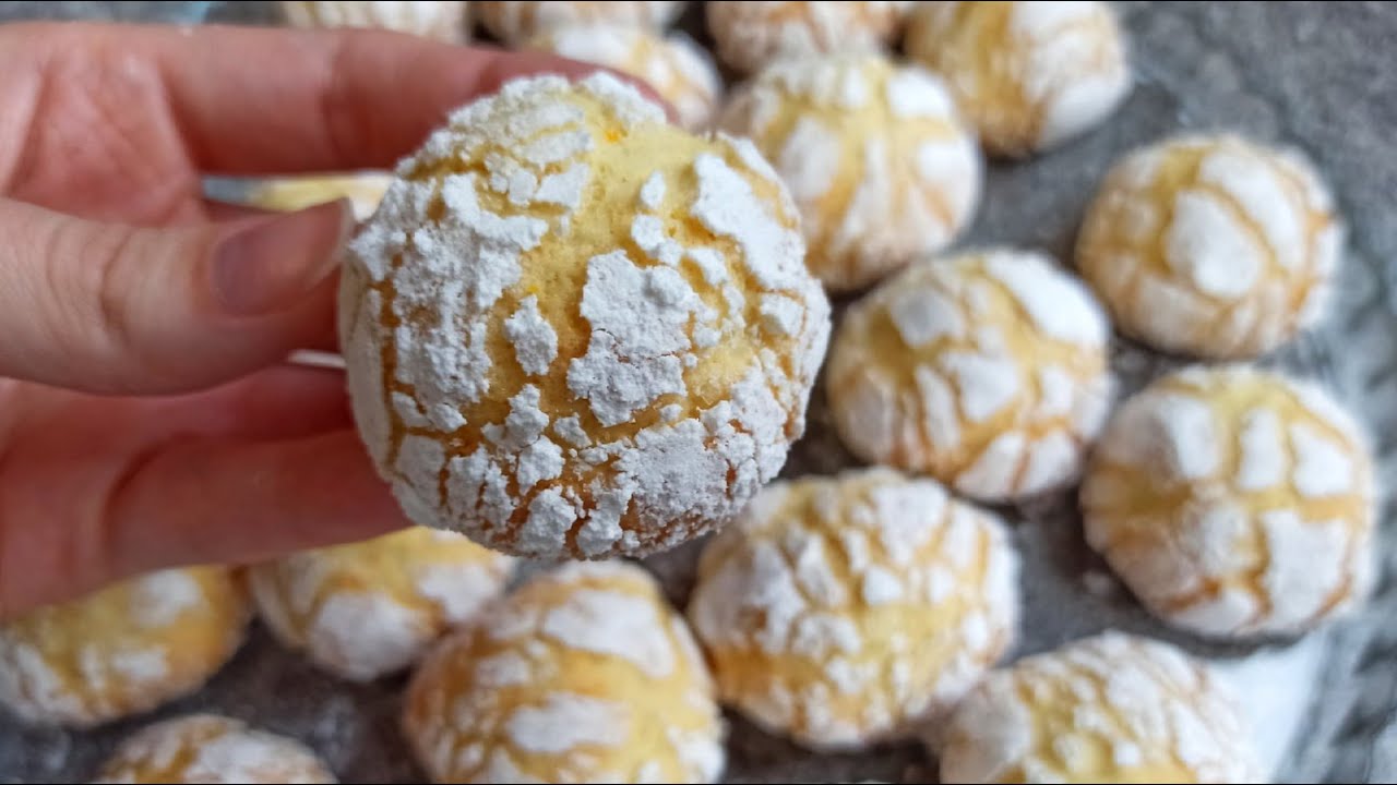 Kosteat ja pehmeät marsepiinikeksit appelsiinin makuisina: resepti erityisille joululeivonnaisille.