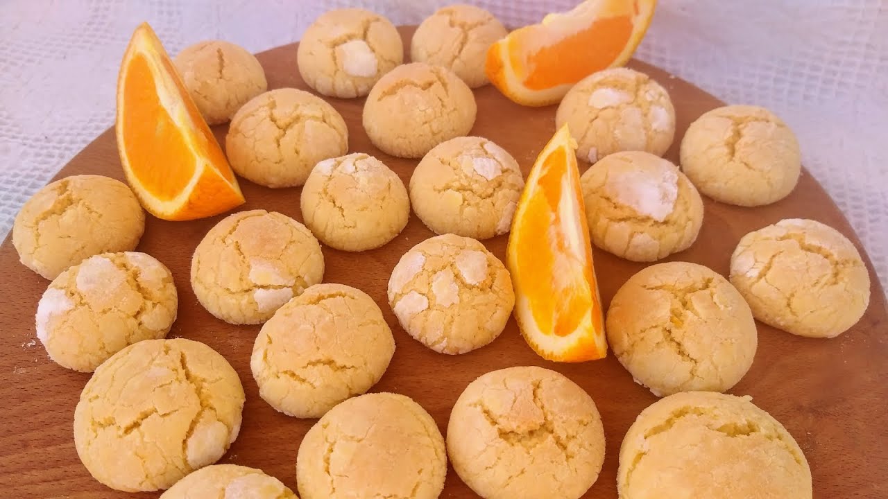 Kosteat ja pehmeät marsepiinikeksit appelsiinin makuisina: resepti erityisille joululeivonnaisille.