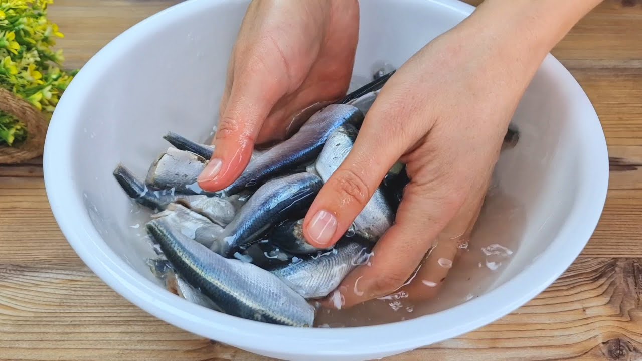 Lisään sen veteen, jossa silli liotetaan. Se pehmenee ja sen maku muuttuu neutraalimmaksi.