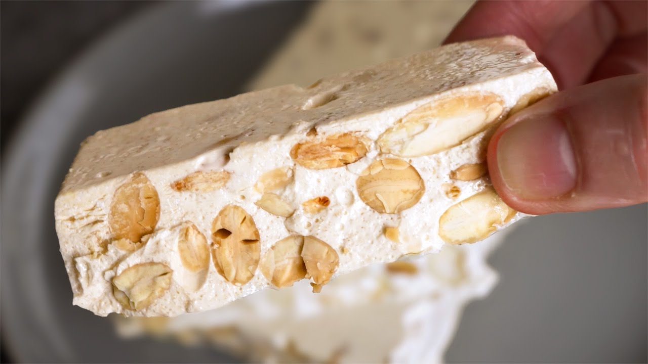 Nougat Glacé – ranskalainen parfee manteleilla, pähkinöillä ja hunajalla.