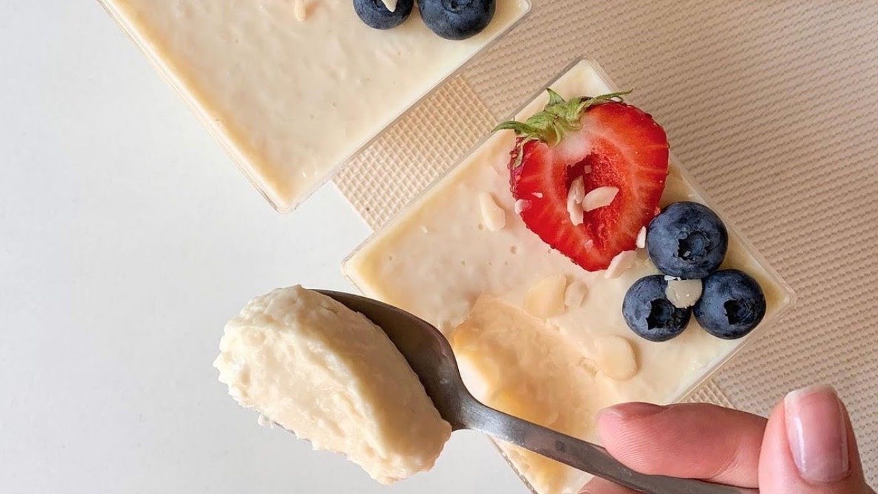 Valkoisen suklaan mousse on yksinkertainen ja tyylikäs jälkiruoka.