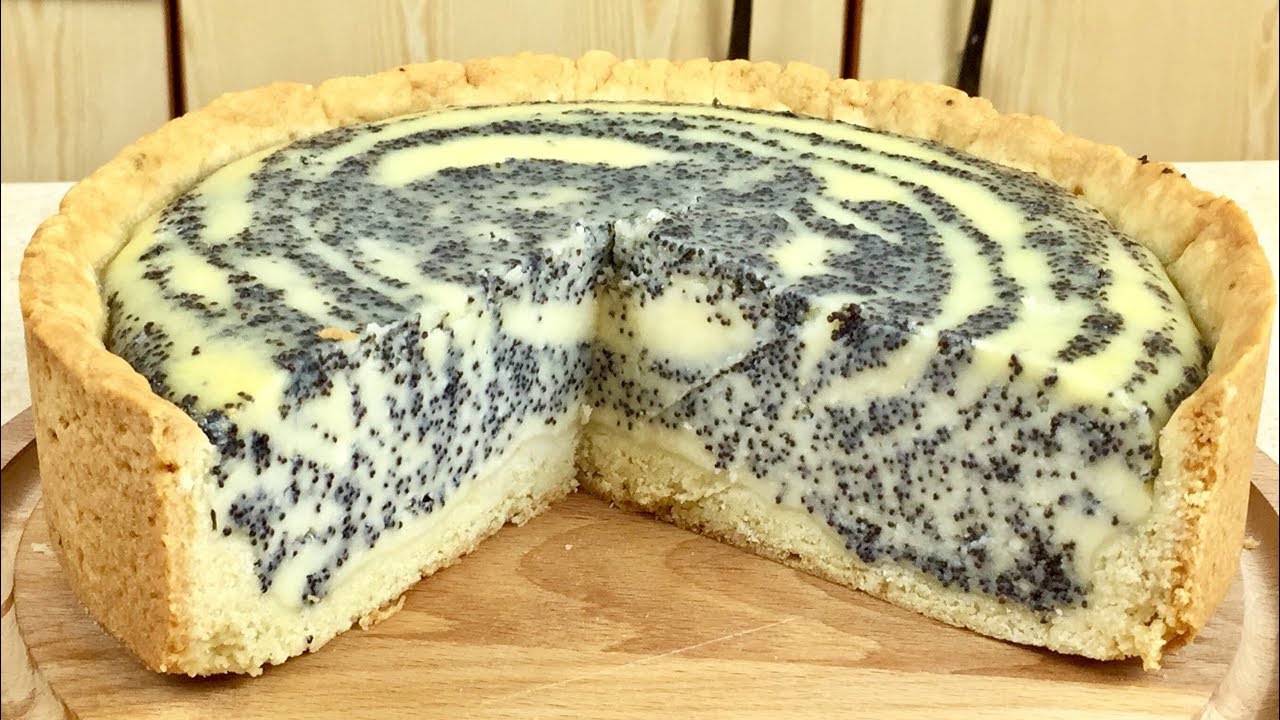 Helpoin jouluinen makopiirakka. Appiukkoni jakoi yksinkertaisen reseptin kostealle täytteelle ja öljyiselle lehtitaikinalle.