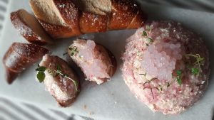 En osta kemiallisia pateita – valmistan upean levitteen lihan jäännöksistä: se on terveellisempää ja maukkaampaa