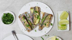 Yksinkertainen sardiinipurkkien välipala: sopii erinomaisesti lisäämään kevyen ja virkistävän vivahteen jouluillalliseen.