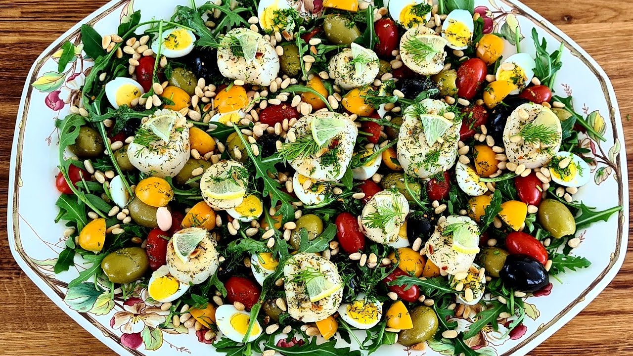 Hummeri-, granaattiomena- ja omenasalaatti: juhlavainen ja värikäs alkuruoka.