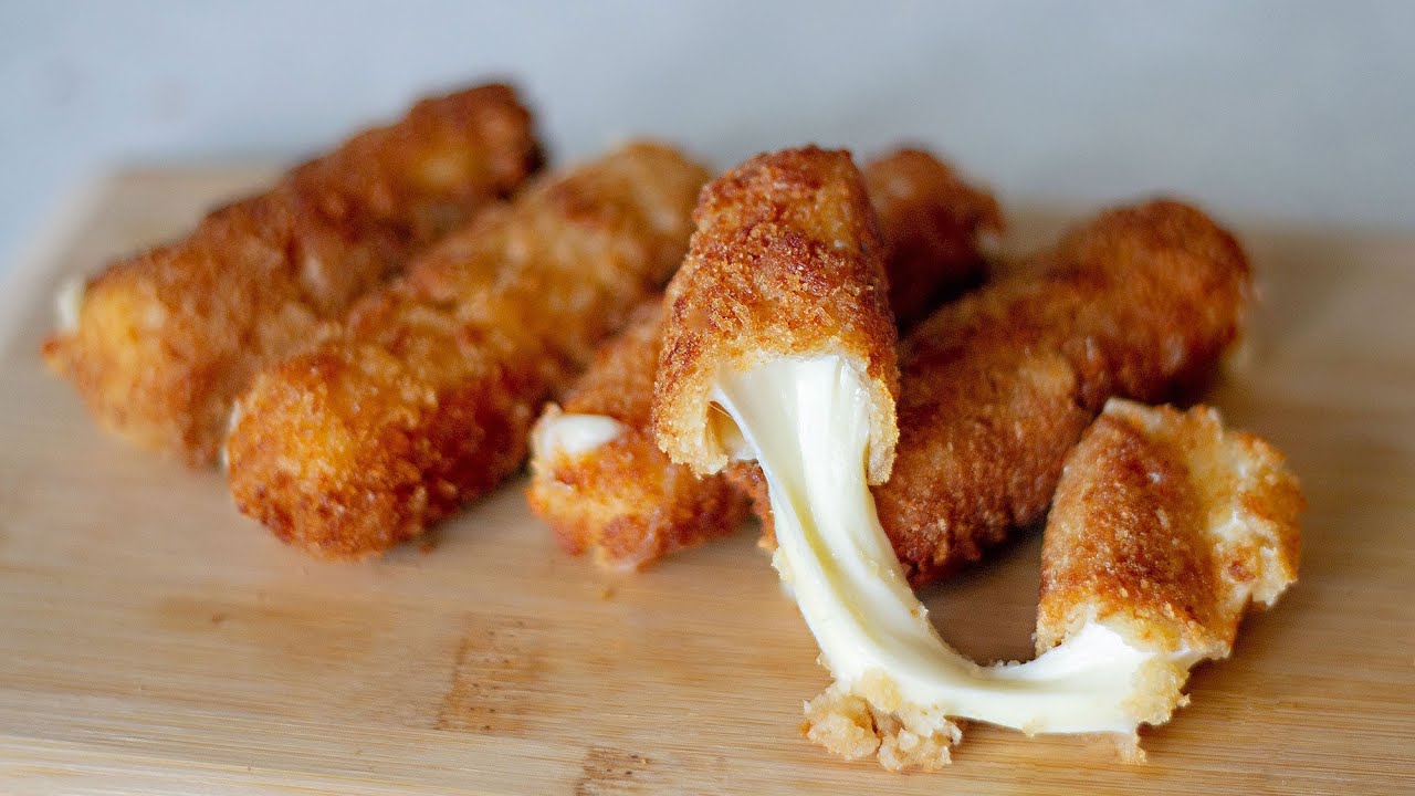 Kotitekoiset mozzarella-juustotikkuja: täydellinen juhla-alkupala