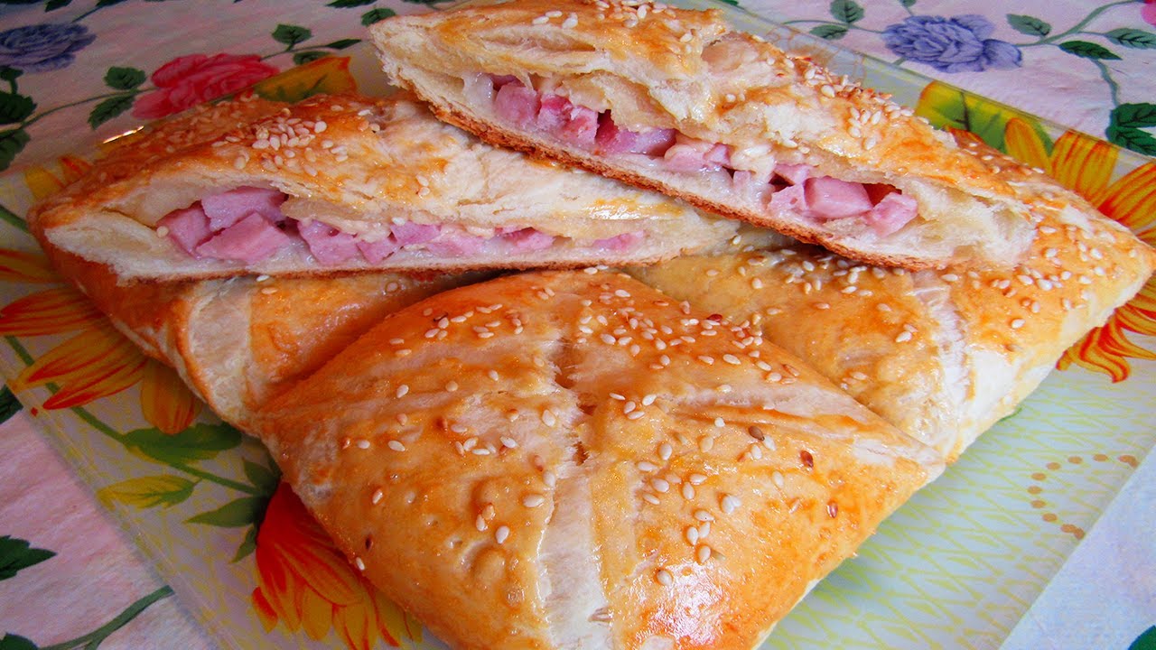 Leivonnainen juustotäytteellä ja kinkulla: herkullinen välipala, jota on helppo syödä käsin.