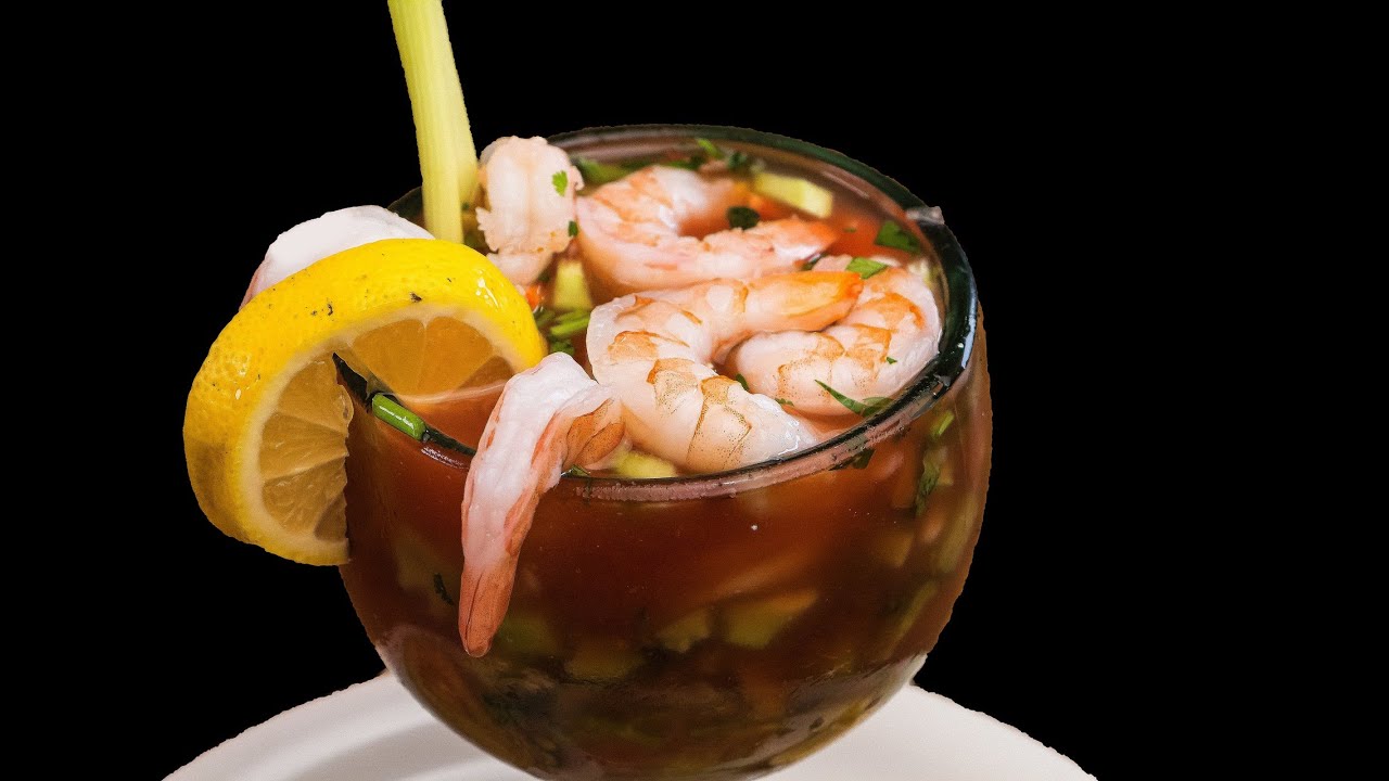 Kuinka valmistaa täydellinen alkuruoka jouluaterialle: meren antimien cocktail vaaleanpunaisella kastikkeella