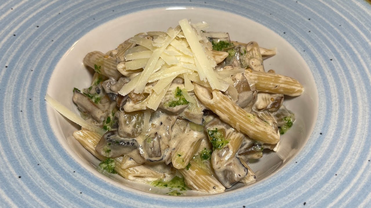 Pasta misolla, sienillä ja purjoilla: täydellinen ruoka joulun juhla-aterioiden jälkeen.