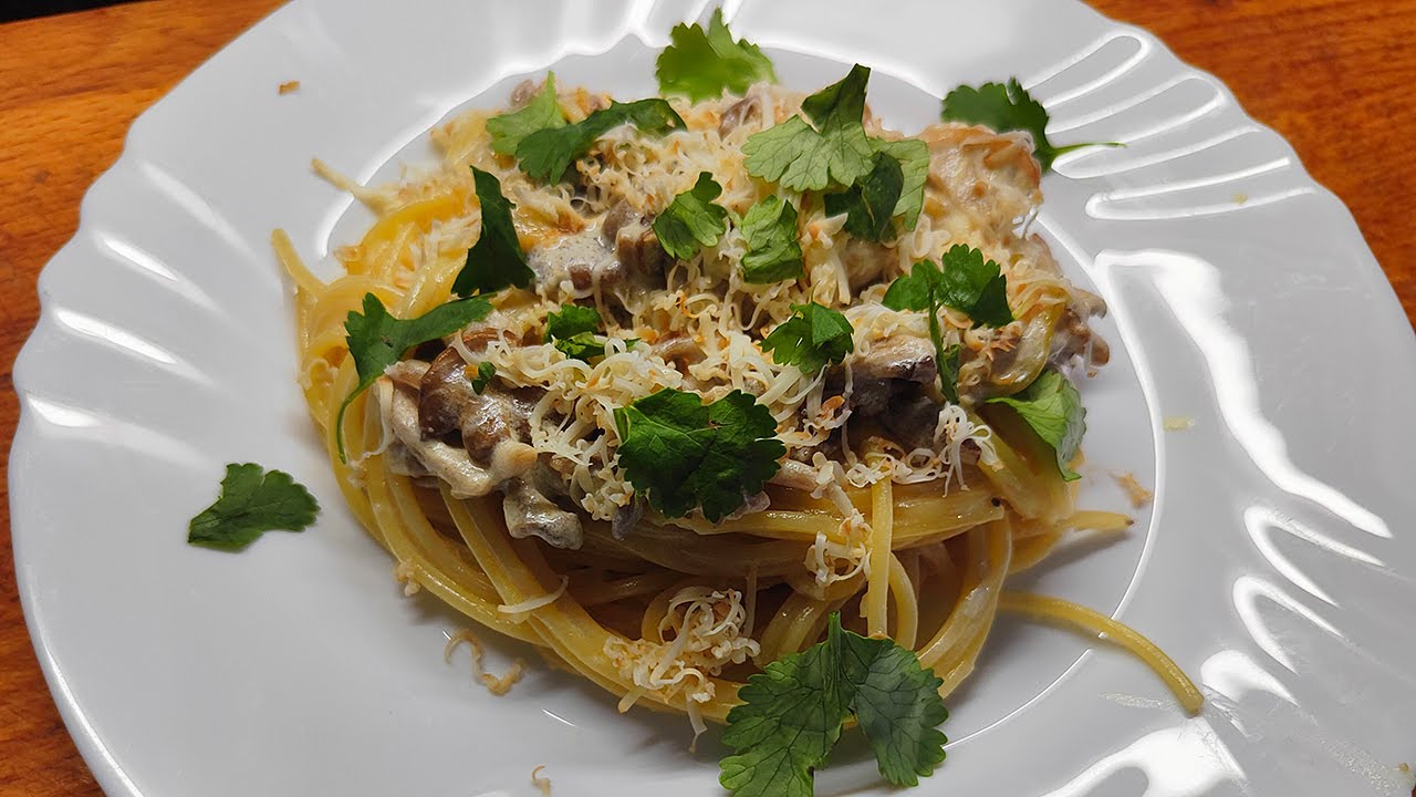 Pasta misolla, sienillä ja purjoilla: täydellinen ruoka joulun juhla-aterioiden jälkeen.