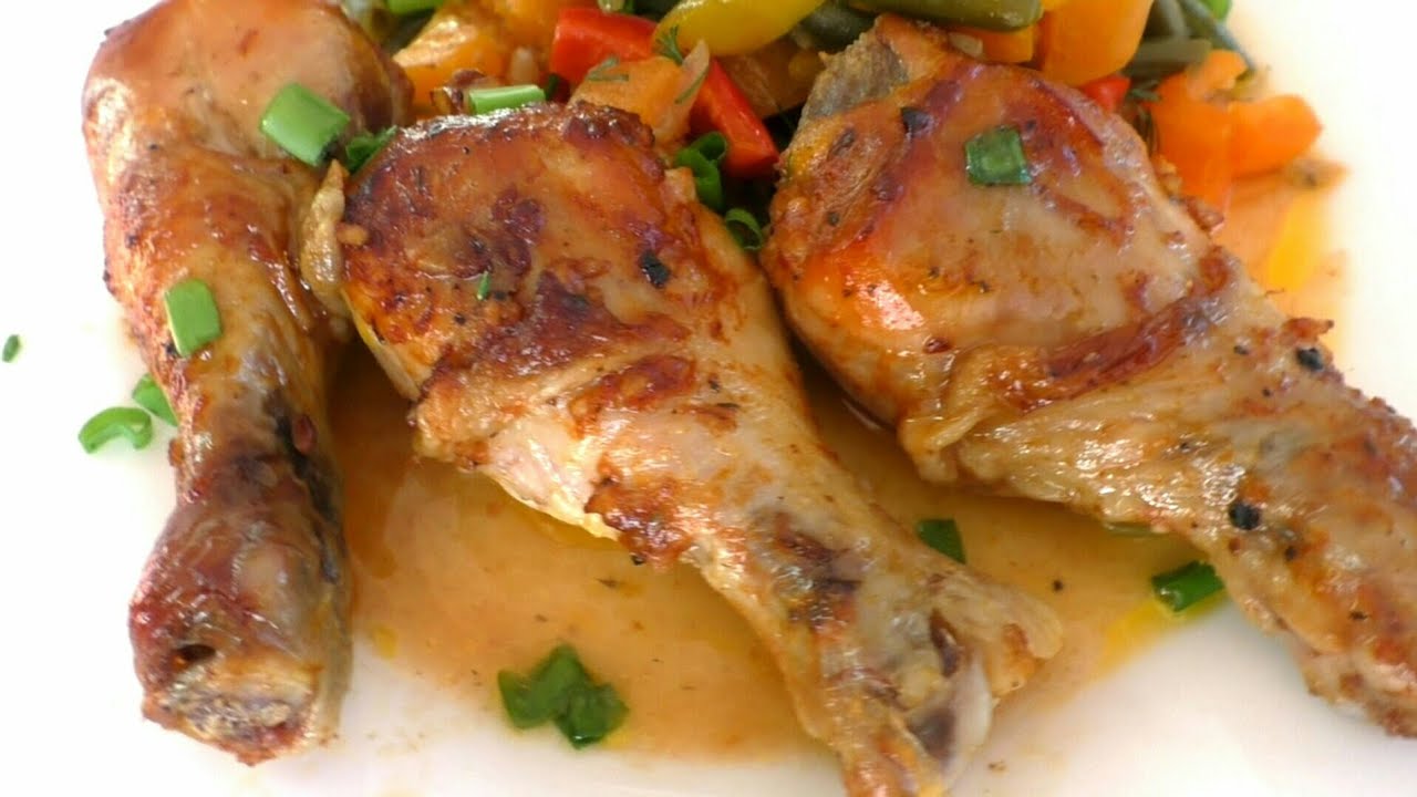 Burgundilainen haudutettu kanankoipi vihanneksilla ja viinillä – hienostunut resepti.