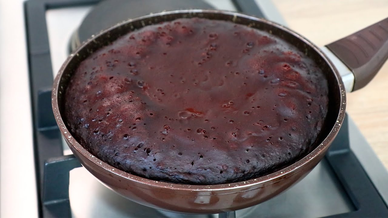 Valmistan suklaakakkua paistinpannulla — herkullinen jälkiruoka maitokastikkeella ja kuorrutuksella 20 minuutissa