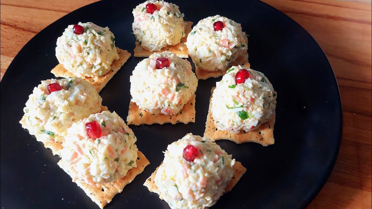 Tylsien voileipien sijaan – mestariteos 20 minuutissa: uudenvuoden alkupala rapukapuloilla ja ranskalaisella kastikkeella