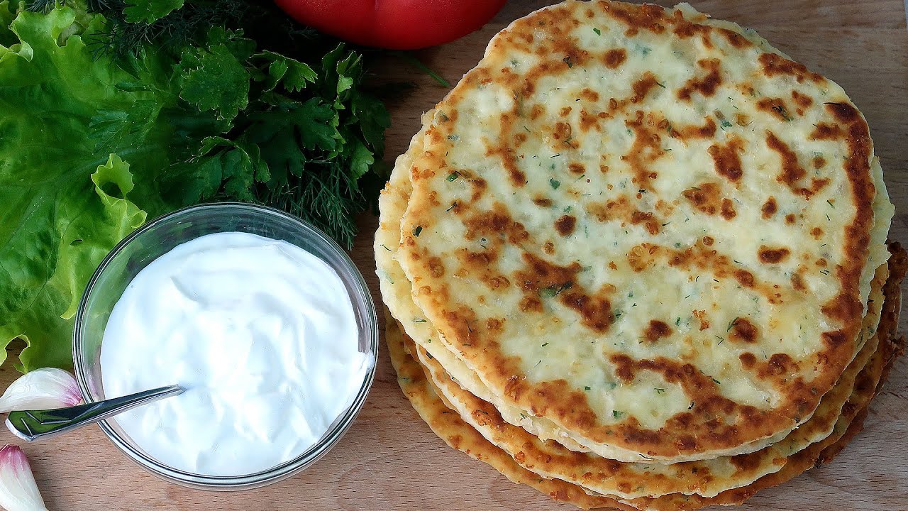 Valmistan pannulla yksinkertaisia leivonnaisia juustolla ja yrteillä 5 minuutissa – ilman hiivaa ja taikinan kaulimista: perhe syö niitä leivän sijaan