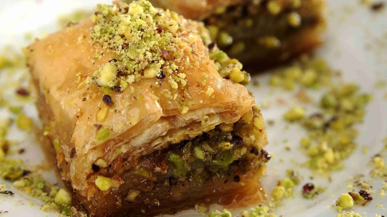 Kuinka valmistaa baklava, arabialaisen keittiön kulttijälkiruoka, jonka ainesosina ovat pistaasipähkinät.