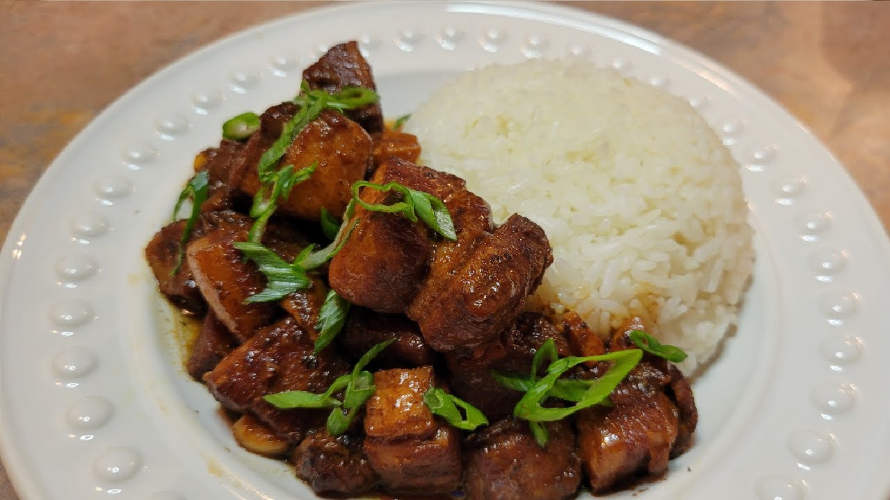 Uasteekilainen sianliha-adobo on ragu, joka erottuu kirkkailla väreillään, rikkaalla historiallaan ja täyteläisellä maullaan.
