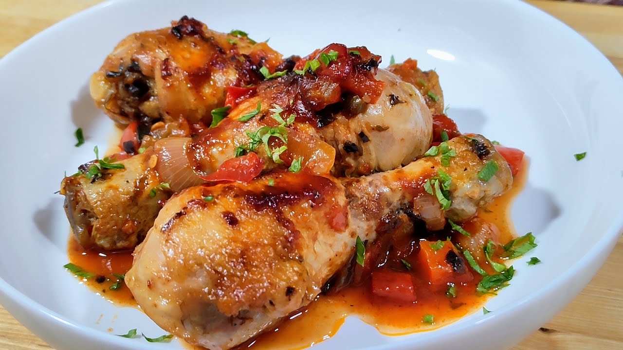 Burgundilainen haudutettu kanankoipi vihanneksilla ja viinillä – hienostunut resepti.