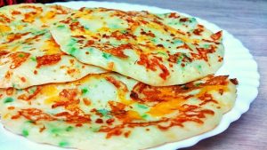 Valmistan pannulla yksinkertaisia leivonnaisia juustolla ja yrteillä 5 minuutissa – ilman hiivaa ja taikinan kaulimista: perhe syö niitä leivän sijaan