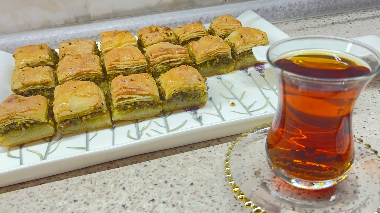 Kuinka valmistaa baklava, arabialaisen keittiön kulttijälkiruoka, jonka ainesosina ovat pistaasipähkinät.