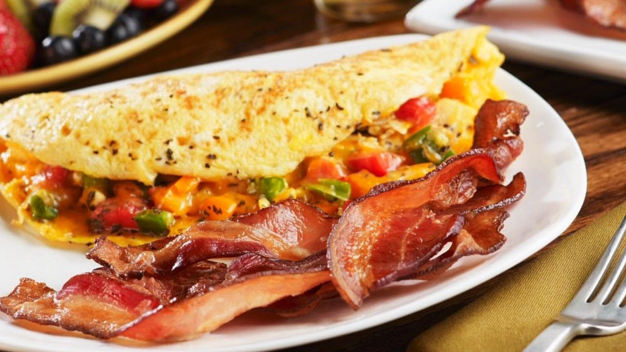 Savustetulla lohella täytetty omeletti on helppo resepti, jossa voi käyttää jääkaapissa olevat tähteet.