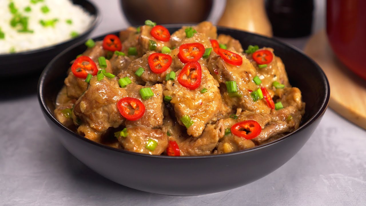 Uasteekilainen sianliha-adobo on ragu, joka erottuu kirkkailla väreillään, rikkaalla historiallaan ja täyteläisellä maullaan.