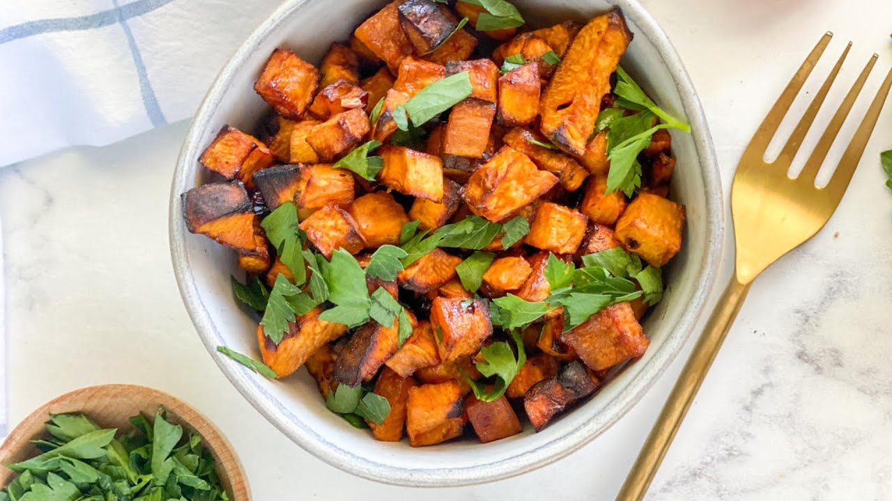 Kermainen bataatti paahdetulla valkosipulilla, bimi-paprikalla ja rapeilla kikherneillä