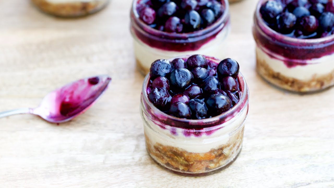 Kuinka valmistaa mustikkamousse: helppo jälkiruoka, joka sopii erinomaisesti aterian jälkeiseksi makeaksi.