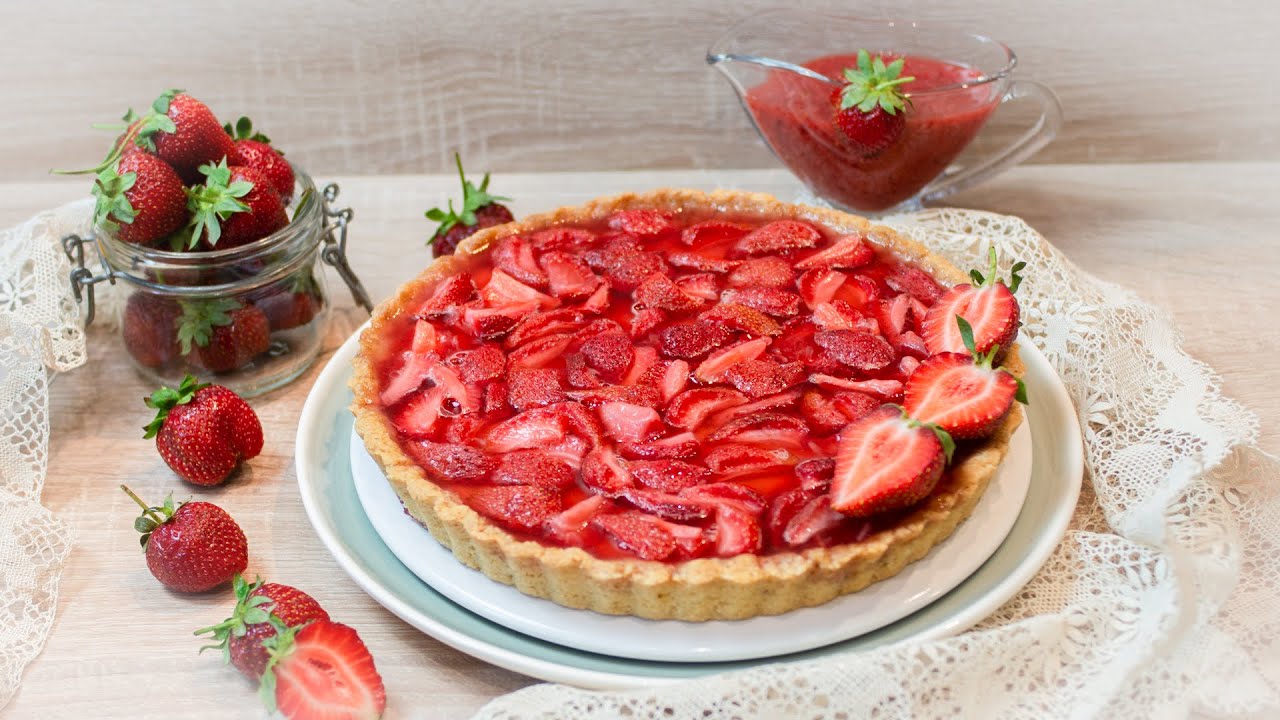 Tuore, kevyt ja gluteeniton: kuinka valmistaa herkullinen kermainen mansikkakakku.