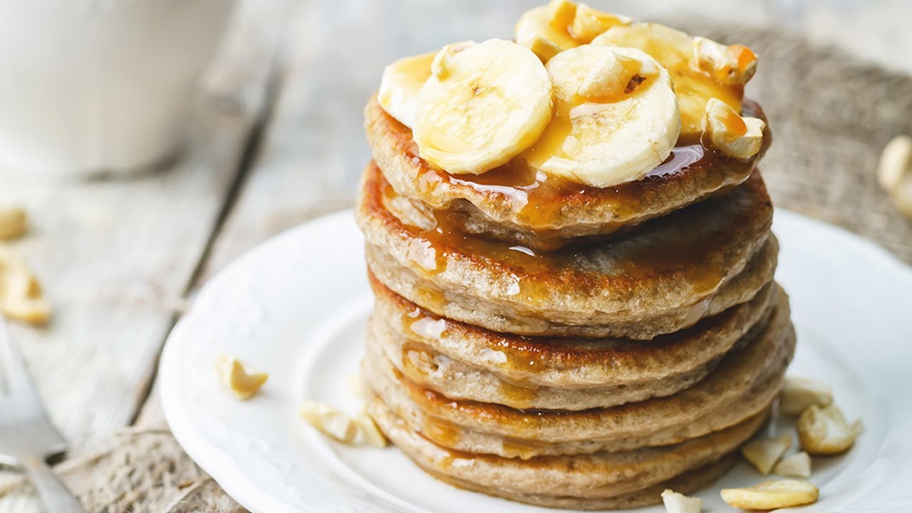 Kuinka valmistaa terveellisiä kaurapuuropannukakkuja banaanilla 15 minuutissa